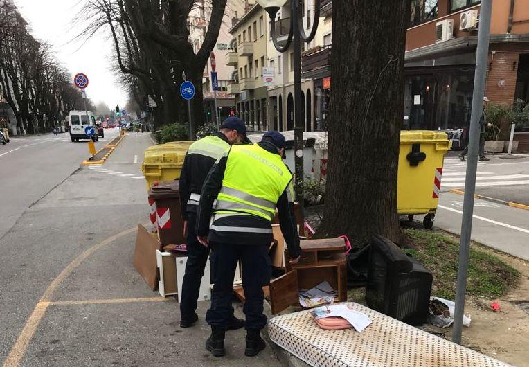 Monfalcone stringe le maglie contro chi sporca la città, crescono le sanzioni